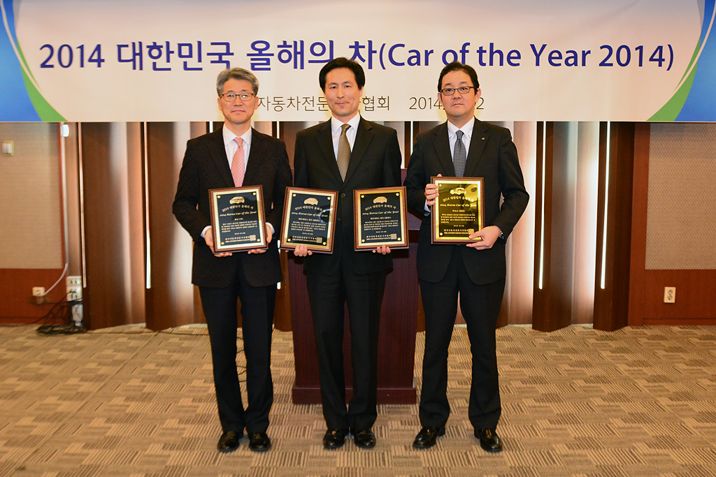 한국자동차전문기자협회의 ‘2014 대한민국 올해의 차(Car of the Year 2014)’ 시상식에서 볼보자동차코리아 김철호 대표(좌), 메르세데스-벤츠코리아 조규상 부사장, 한국도요타자동차 하야시 미키오 상무가 수상 후 기념촬영을 하고 있다.