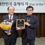 [사진자료] 인피니티 Q50, ‘2015올해의 차’ 수상 감사 이벤트 실시 (1)_타케히코 키쿠치 대표이사(좌)와 김흥식 한국자동차전문기자협회 회장(우)