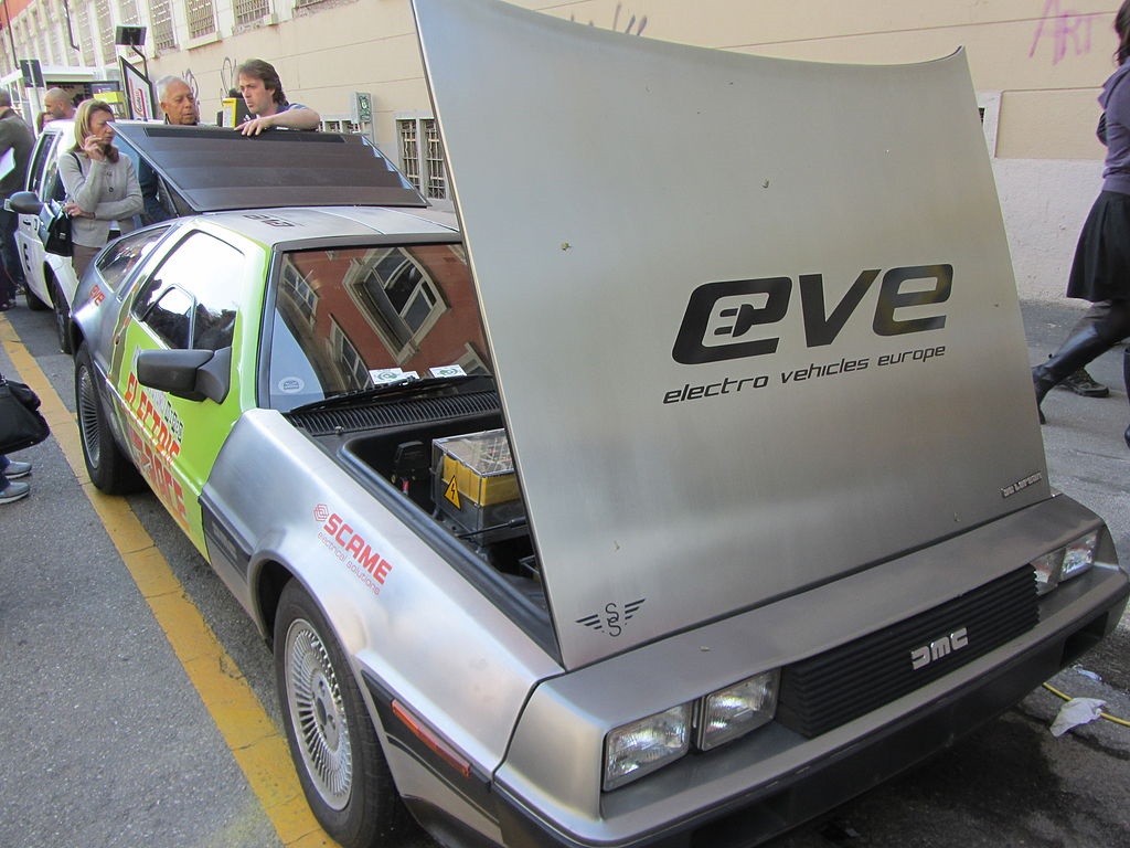 1024px--_12_-_ITALY_(Milan)_Electro_Vehicles_Europe_(_EVE_)_DeLorean_DMC-12