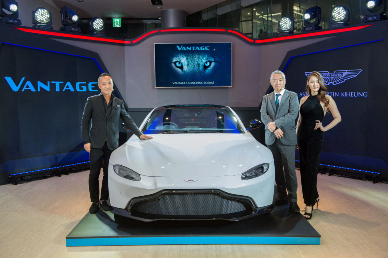 Aston_MArtin_New_Vantage_좌) 기흥인터내셔널 이계웅 대표, 우)애스턴마틴 본사 소이치 테라시마(Shoichi Terashima)