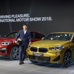 사진 - BMW 코리아 스켈레톤 황제 윤성빈 선수 프렌드 오브 더 브랜드로 선정_윤성빈 선수가 BMW 뉴 X4, 뉴 X2 모델 앞에서 포즈를 취하고 있다