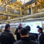 [사진2] 르노 그룹 드 로스 모조스 부회장(가운데)이 21일 르노삼성 부산공장을 방문해 생산 현장의 주요 사항들을 점검하고 있다...