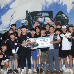 사진01_EV 부문 최우수상을 차지한 서울과학기술대학교 MIP팀에게 트위지를 수여하는 권상순 연구소장