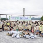 [참고사진] 볼보그룹코리아, 창원 귀산해변 환경정화 활동 실시_01