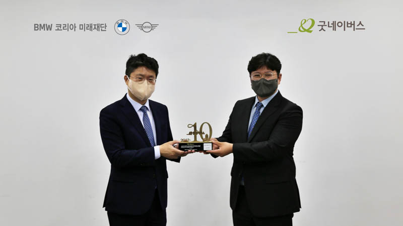 사진2-고흥범 BMW 코리아 미래재단 사무국장(왼쪽) 및 황성주 굿네이버스 나눔마케팅본부 본부장(오른쪽)