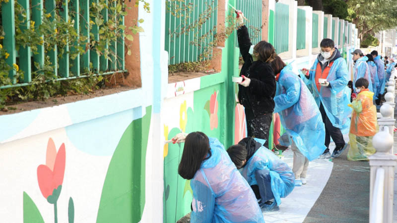 [사진자료2] 한국타이어 주관 가족과 함께하는 벽화그리기 봉사활동  현장