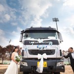 [이미지1]타타대우상용차에서 주최한 _인생트럭 온라인 사진 공모전_에서 대상을 수상한 정지복 고객 부부가 리마인드 웨딩 촬영을 하고 있다