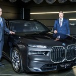 사진1-BMW 그룹 코리아 삼성에 BMW 뉴 i7 10대 전달_좌측부터 이재용 삼성전자 회장, 올리버 집세 BMW 그룹 회장