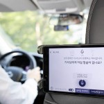 QM6 고요한M 차량 내 설치된 태블릿으로 청각장애인 드라이버와 승객 간 원활한 의사소통이 가능하다