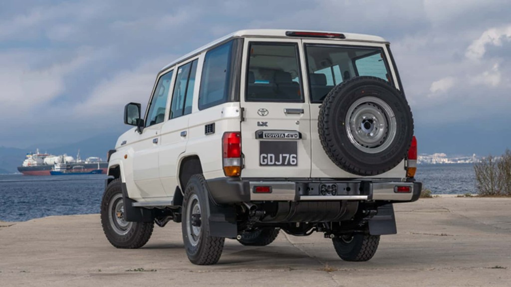 toyota-land-cruiser-70-series-humanitarian-efforts (1)