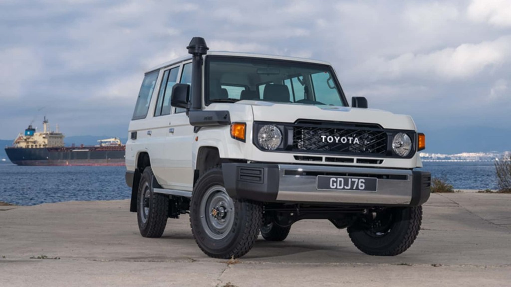 toyota-land-cruiser-70-series-humanitarian-efforts