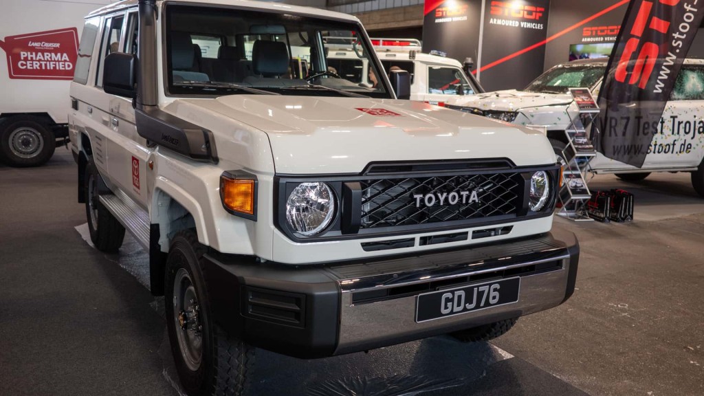 toyota-land-cruiser-70-series-humanitarian-efforts (15)