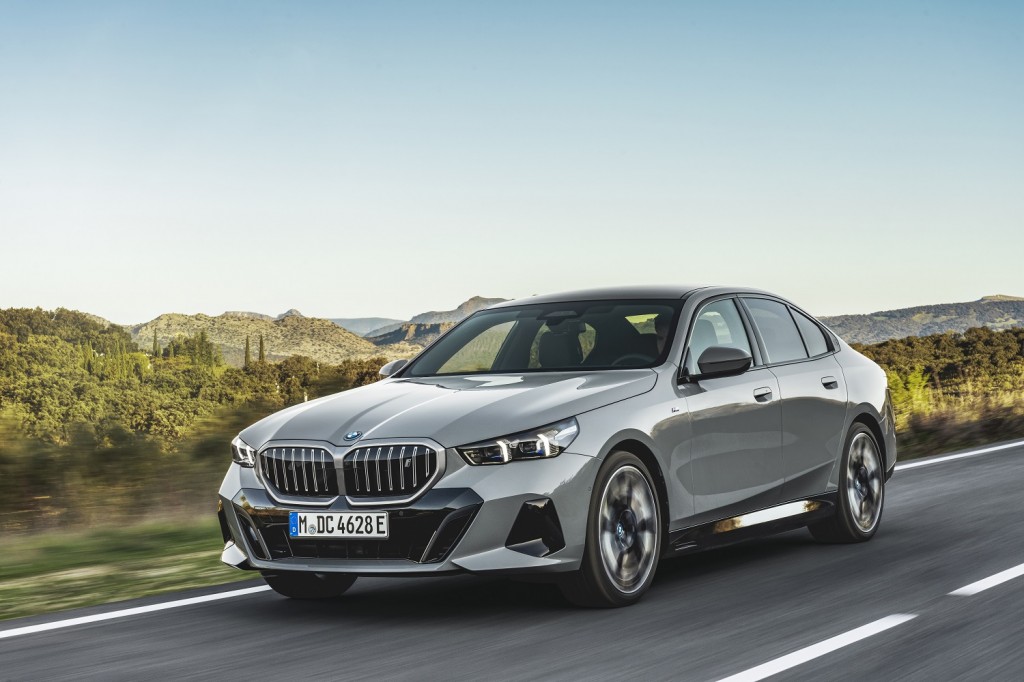 사진1-BMW 뉴 i5 2023 자동차 안전도 평가 최우수 차량 선정_i5 eDrive40