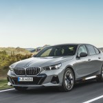 사진1-BMW 뉴 i5 2023 자동차 안전도 평가 최우수 차량 선정_i5 eDrive40