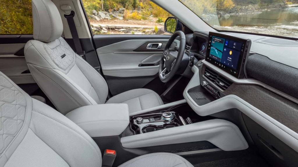 2025-ford-explorer-platinum-interior (3)