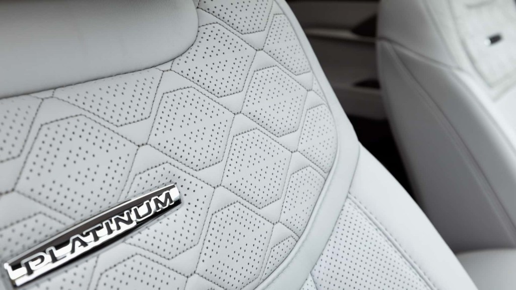 2025-ford-explorer-platinum-interior (6)