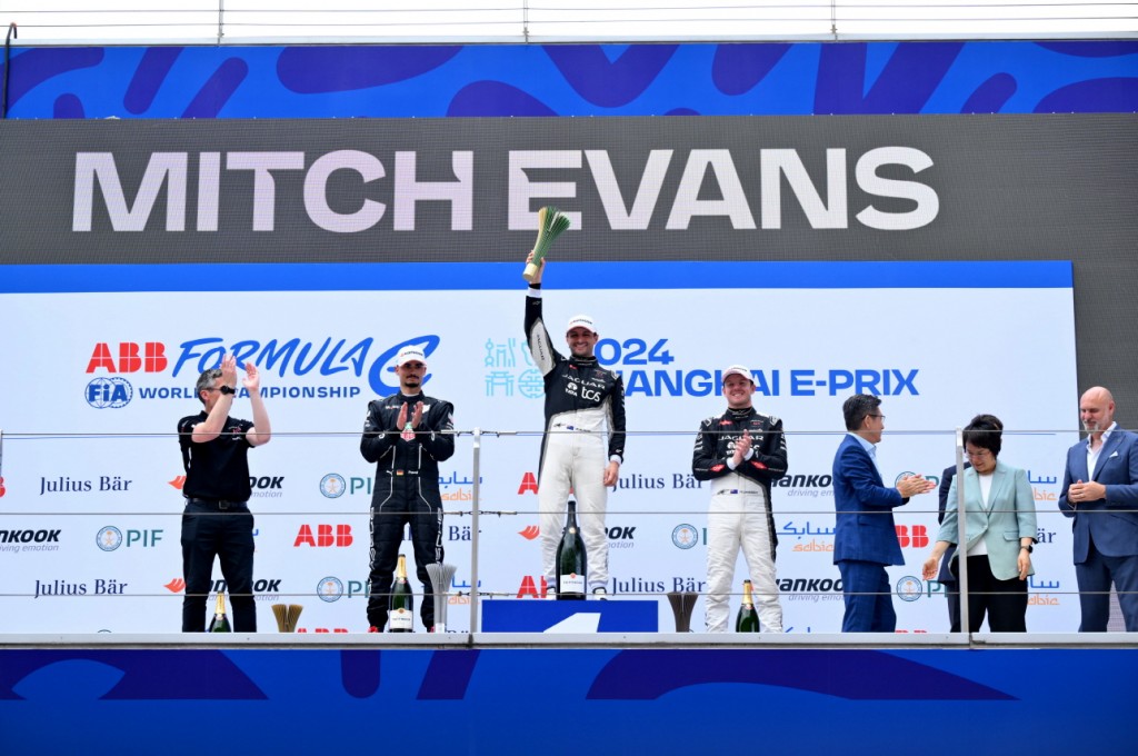 사진자료_재규어 TCS 레이싱, 상하이 E-프리서 더블 포디움 달성하며 팀 순위 1위 굳히기에 나서 (2)