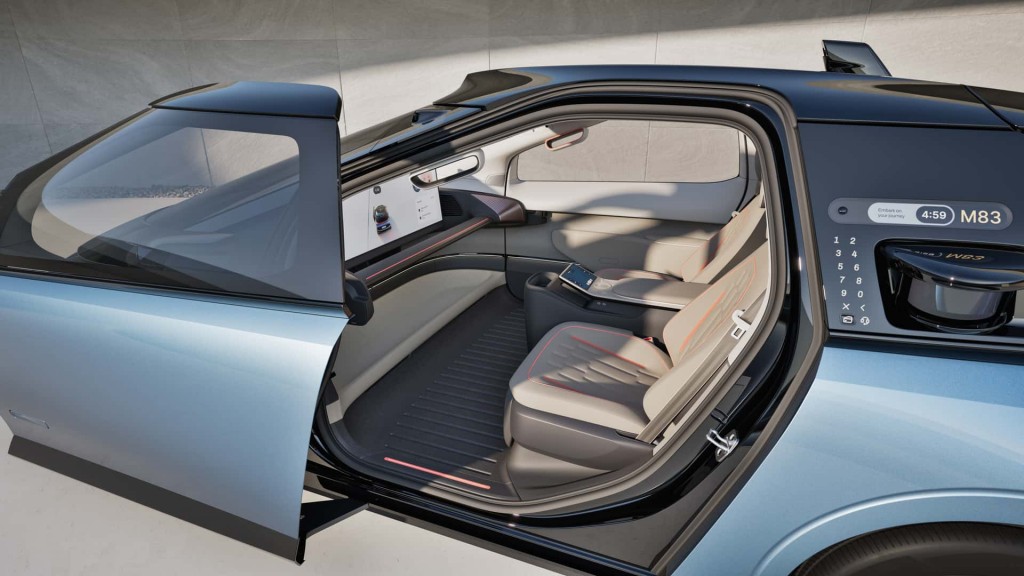 verne-robotaxi-blick-durch-die-offene-schiebetur-ins-cockpit