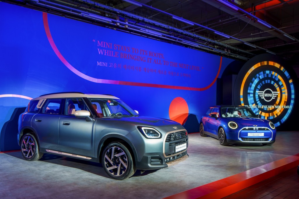 사진1-뉴 MINI 패밀리_뉴 MINI 컨트리맨(좌), 뉴 올-일렉트릭 MINI 쿠퍼(우)