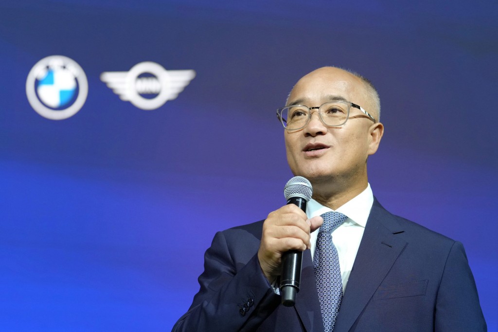 사진1-한상윤 BMW 그룹 코리아 대표이사 사장이 2024 부산국제모빌리티쇼에서 진행된 BMW 그룹 코리아 프레스 컨퍼런스 현장에서 환영 인사를 건네고 있다.