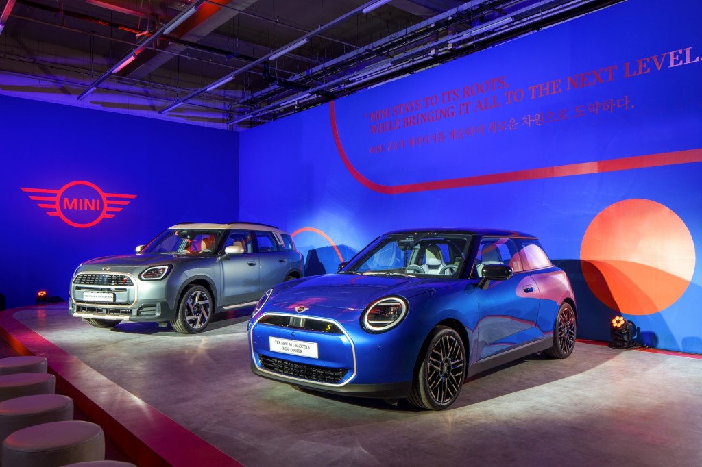 사진2-뉴 MINI 패밀리_뉴 MINI 컨트리맨(좌), 뉴 올-일렉트릭 MINI 쿠퍼(우)
