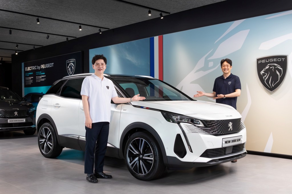사진자료5-프렌치 무드로 단장한 푸조 전시장과 '3008 SUV 프렌치 에디션'