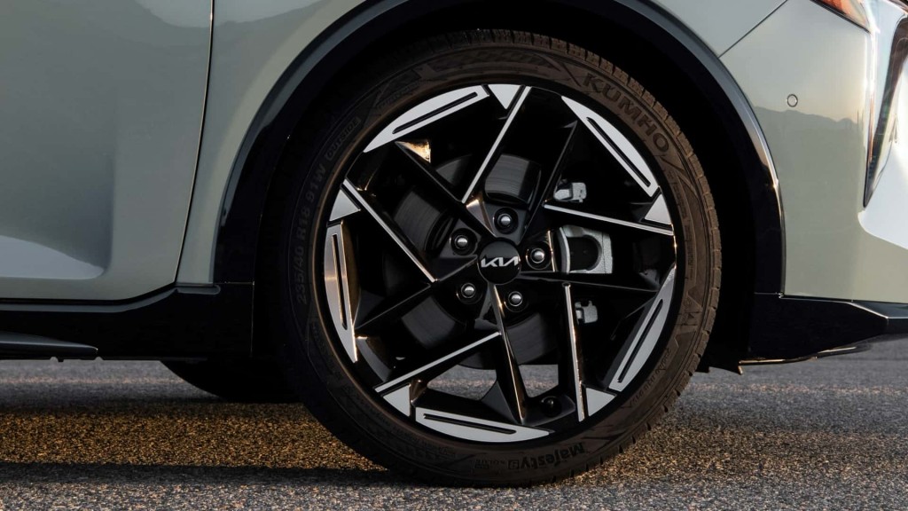 2025-kia-k4-wheel